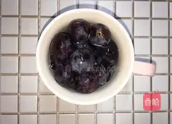Illustration of how to make grape and apple juice 3