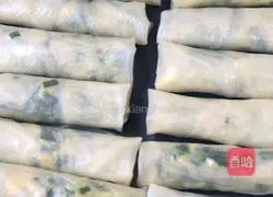 Illustration of how to make egg rolls with dumpling skin 11