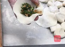 Illustration of how to make leek and beef dumplings 5