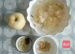Illustration of how to make Autumn pear, lily and white fungus soup 1