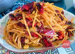 Illustration of how to stir-fry dried chili and shredded potatoes with noodles 11