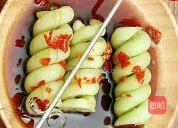 Illustration of how to make cool spiral cucumber 6