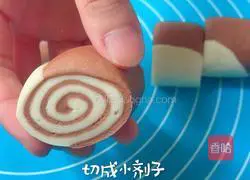 Illustration of how to make two-color steamed bun rolls for baby food supplement 10