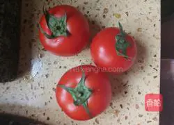 Illustration of how to make tomato, meat and egg soup 1