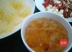Illustration of how to make peach gum, red dates and white fungus soup 4