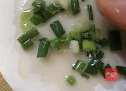 Illustration of how to make scallion pancakes for breakfast 5