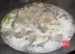 Illustration of how to make fish head and tofu soup 6