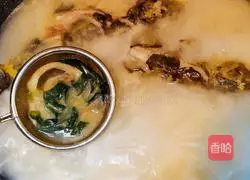 Illustration of how to make fish white jade soup 6