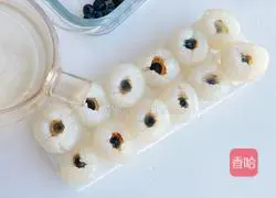 Illustration of how to make lychee and blueberry sparkling drinks 3