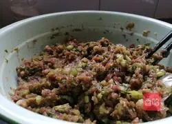 Illustration of how to make beef and celery dumplings 6