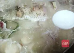 Illustration of how to make white crucian carp soup with fresh mushroom milk 13