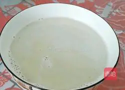 Illustration of how to make brown sugar, ginger and jujube milk 8