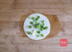 Illustration of how to make dumpling skin scallion pancakes 1