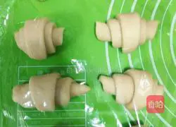 Illustration of how to make delicious and easy croissants 5