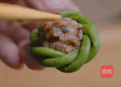 Illustration of the simple version of petal beans stuffed with meat 6