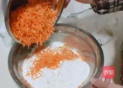 Illustration of how to make shredded carrot pancakes 3