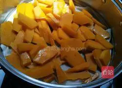 Illustration of how to make waterless pumpkin steamed buns 1