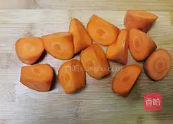 Ginseng Illustration of how to make cordyceps, snails, carrots and black-bone chicken soup 5