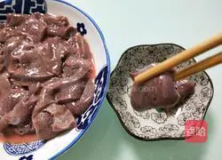 Illustration of how to make vegetable leaf and pork liver paste 4