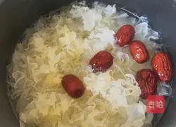 Red dates, peach gum and white fungus Illustration of how to make soup 5