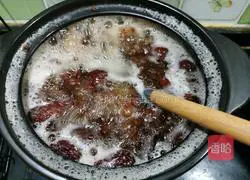 Illustration of how to make red bean, red date, taro and cranberry sugar water 8