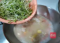 Illustration of how to make radish seedlings in soup 5