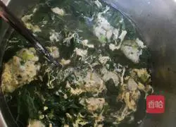 Illustration of how to make wolfberry leaf fish soup 12