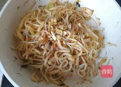 Illustration of how to make fried pancake shreds with sauce 8