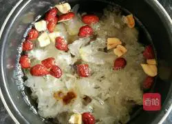Illustration of how to make peach gum stewed with white fungus 5