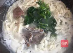 Illustration of how to make beef and spinach noodles 6