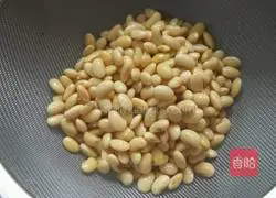 Illustration of how to make pig's feet and soybean soup 1