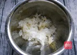 Illustration of how to make Tremella Fungus, Peach Gum and Snow Swallow Soup 5