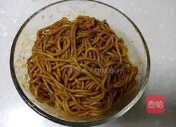 Illustration of how to make noodles with scallion oil and boiled eggs 13