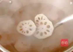 Illustration of how to make shrimp, white clam, corn and lotus root soup 7