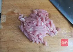 Illustration of how to make shredded pork noodles with pickled vegetables 2