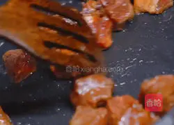 Illustration of how to make golden garlic beef cubes 5