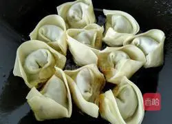 Illustration of how to make fried leek and meat wontons 5