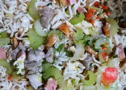 Illustration of how to make fried instant noodles 5