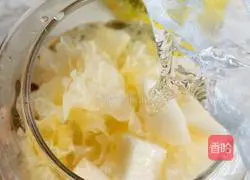 Illustration of how to make snow pear and white fungus soup 4