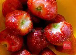 Illustration of how to make freshly squeezed strawberry juice 2