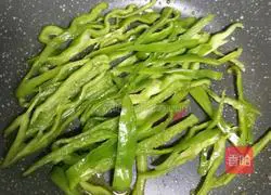 Illustration of how to make fried eggs with green pepper 3