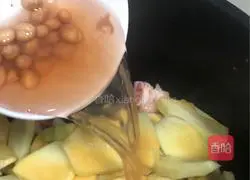 Papaya, Peanut and Pig's Trotter Soup Recipe Illustration 2