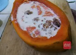 Illustration of how to stew papaya with peach gum 11