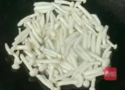 Illustration of how to make luffa, mushroom and egg drop soup 7