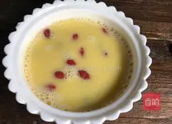 Illustration of how to make steamed eggs with longan and wolfberry 8
