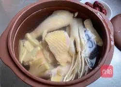 Illustration of how to make fresh ginseng stewed in chicken soup 5