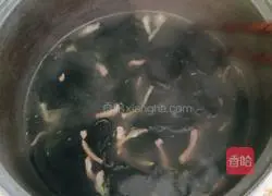 Illustration of how to make wakame shredded pork soup 3