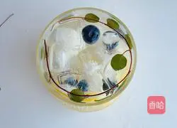 Illustration of how to make lychee blueberry sparkling drink 11