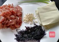 Three delicacies Illustration of how to make small wontons 1