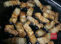 Illustration of how to make braised noodles with pork belly and beans 4